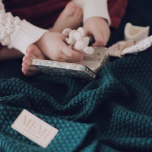 Merinoull Babyteppe - MEMI -Premium collection - Flaskegrønn Vakkert og mykt pledd av høyeste kvalitet. Babyteppe er laget av 100% merinoull fra New Zealand. 100% naturlig. 100% Nedbrytbar. Merinoull kommer fra Merinosauen. Dette er en sauerase som er spesielt egnet for ullproduksjon. Merinoull er pustende og har gode temperaturregulerende egenskaper, fibrene kan absorbere opptil 30% av sin egen vekt i fuktighet, slik at fuktigheten fjernes fra kroppen. Merinoull er mildere og mye bedre enn vanlig ull. Det holder varmen om vinteren, men Merinoull er faktisk perfekt for bruk året rundt! Merinoull klør ikke, er ikke statisk og beskytter mot UV stråling. Merinoull er brannsikker - den er den minst brennbare av alle naturfiberne og det smelter ikke. Teppet er pakket i en økologisk bomullspose. <ul> <li>Deilig pledd i 100% ren merinoull til alle årstider</li> <li>Oeko-Tex Standard 100 Class 1-sertifisert</li> <li>Teppet er produsert i EU</li> </ul> Størrelse: 100 cm x 80 cm (+/- 4 cm) Farge: flaskegrønn Materiale: 100% naturlig merinoull Merinoull Babyteppe - MEMI -Premium collection - Flaskegrønn