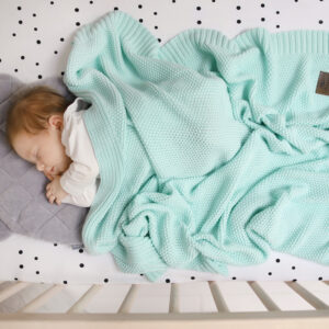 Bamse Babypute - Royal Baby - Sleepee - Pink Babypute fra Royal Baby kolleksjon laget i et veldig myk velur materiale. Puten er herlig å sove på og å kose seg med. Puten kan brukes i senga, på stellebordet eller i barnevogn og er enkel å ta med på reise. <ul> <li>Nydelig pute for kos og lek</li> <li>Oeko-Tex Standard 100 Class 1-sertifisert</li> <li>Puten er produsert i EU</li> </ul> Størrelse: 30 x 27 cm Farge: Pink Størrelse: 30 x 25 cm Farge: Pink 11102 6142 img 0425