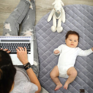 Lekematte - Royal Baby - Sleepee - Sand En fin, vattert velur lekematte fra Royal Baby kolleksjon gir barnet et mykt underlag med behagelig overflate samtidig som det isolerer barnet mot kaldt gulv. På denne matten kan barnet ditt ligge, sitte, leke og rulle rundt komfortabelt. Passer både i stuen og på barnerommet. Lekematten kan enkelt knytes sammen til en oppbevaringspose, enkelt å ta med på tur til venner eller besteforeldre. Alle materialer er sertifiserte i henhold til Oeko-Tex® Standard 100, Klasse 1. <ul> <li>Et komfortabelt underlag å leke og hvile på</li> <li>Oeko-Tex Standard 100 Class 1-sertifisert</li> <li>Lekematten er produsert i EU</li> </ul> Størrelse: diameter på 120 cm Farge: Sand 11190 5782 7f13252e417240c5fe6d82e32ef65c39 1