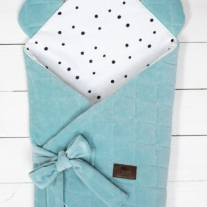 BabyWrap - Royal Baby - Sleepee - Ocean Mint BabyWrap fra Royal Baby kolleksjon gir barnet ditt komfort, og en trygg søvn under den første spedbarnstiden. Det antiallergiske silikonfyllet gir barnet riktig kroppstemperatur, varme, mykhet og luftighet. Baby Wrap er håndsydd. Kan brukes til flere formål, som lekematte, stellematte eller dyne til barnevogn. <ul> <li>Baby Wrap gir komfortable og velkjente omgivelser for barnet ditt.</li> <li>Oeko-Tex Standard 100 Class 1-sertifisert</li> <li>Baby Wrap er produsert i EU</li> </ul> Størrelse: 70 x 70 cm Farge: Ocean Mint 11232 19