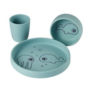 Middagssett - Sea friends - Done by Deer - Blå Et praktisk anti-skli silikon spisesett, designet for de minste, inneholder tallerken, skål og kopp. Avrundede kanter gjør det enkelt å få opp maten. Materiale: 100% silikon Mål: Tallerken: Ø 18 x H 2,5 cm. Skål: Ø 10 x H 3,5 cm (270 ml). Krus: Ø 6,6 x H 7,5 cm (160 ml) Kan vaskes i maskin på 100 grader. Trygg for mikrobølgeovn. Tåler temperatur fra -40 til 230 grader. Middagssett - Sea friends - Done by Deer - Blå