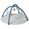 Babygym - Done By Deer - Blå Superfin babygym fra Done By Deer inkl. et tykt, vattert, koselig teppe og fem aktivitetsleker. Denne søte babygymmen aktiverer og stimulerer utviklingen av barnets syn, hørsel og finmotorikk. Lekene som følger med kan henges opp på 13 ulike måter i lekebøylene og har ulike funksjoner som holder den lille interessert. Lekebøylene festes enkelt med borrelås og lekene kan brukes separat, eller også henges i barnevognen. Materiale: 100% polyester Mål: Ø90 x H 48 cm Vaskeråd: Leketeppet kan vaskes på 40°. Må ikke tørketromles. Babygym - Done By Deer - Blå
