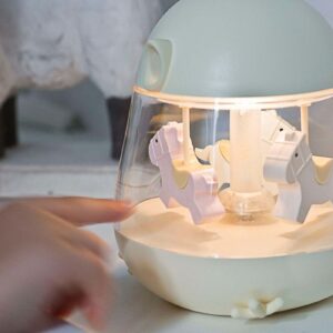 Nattlampe - Karusell m/musikk - Rabbit & Friends - Blå En kjempesøt nattlampe fra Rabbit & Friends som ser ut som en liten karusell som spiller musikk. Musikken skrus av automatisk etter 8 timer om lampen ikke skrus av. Lampen lades via en USB-kabel. Lampen kan stilles inn til 7 ulike farger. En koselig lampe som gir et behagelig lys i rommet. OBS! dette er ikke er et leketøy. 52 0027 ROSA 3455 3