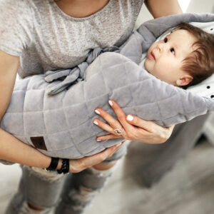 BabyWrap - Royal Baby - Sleepee - Ocean Mint BabyWrap fra Royal Baby kolleksjon gir barnet ditt komfort, og en trygg søvn under den første spedbarnstiden. Det antiallergiske silikonfyllet gir barnet riktig kroppstemperatur, varme, mykhet og luftighet. Baby Wrap er håndsydd. Kan brukes til flere formål, som lekematte, stellematte eller dyne til barnevogn. <ul> <li>Baby Wrap gir komfortable og velkjente omgivelser for barnet ditt.</li> <li>Oeko-Tex Standard 100 Class 1-sertifisert</li> <li>Baby Wrap er produsert i EU</li> </ul> Størrelse: 70 x 70 cm Farge: Ocean Mint 5626 73c5f956f45b09506ae0a1d788451de3 – Kopi – Kopi