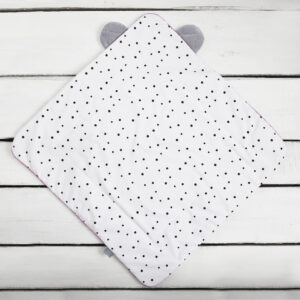 BabyWrap - Royal Baby - Sleepee - Grey/Pink BabyWrap fra Royal Baby kolleksjon gir barnet ditt komfort, og en trygg søvn under den første spedbarnstiden. Baby Wrap fra Royal Baby kolleksjon gir barnet ditt komfort, og en trygg søvn under den første spedbarnstiden. Det antiallergiske silikonfyllet gir barnet riktig kroppstemperatur, varme, mykhet og luftighet. Baby Wrap er håndsydd. Kan brukes til flere formål, som lekematte, stellematte eller dyne til barnevogn. <ul> <li>Baby Wrap gir komfortable og velkjente omgivelser for barnet ditt.</li> <li>Oeko-Tex Standard 100 Class 1-sertifisert</li> <li>Baby Wrap er produsert i EU</li> </ul> Størrelse: 70 x 70 cm Farge: Grey/Pink 5702 01fa68fa2b4c28127669c3ed26cf69b2