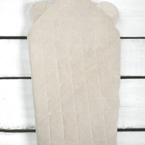 BabyWrap - Royal Baby - Sleepee - Sand BabyWrap fra Royal Baby kolleksjon gir barnet ditt komfort, og en trygg søvn under den første spedbarnstiden. Det antiallergiske silikonfyllet gir barnet riktig kroppstemperatur, varme, mykhet og luftighet. Baby Wrap er håndsydd. Kan brukes til flere formål, som lekematte, stellematte eller dyne til barnevogn. <ul> <li>Baby Wrap gir komfortable og velkjente omgivelser for barnet ditt.</li> <li>Oeko-Tex Standard 100 Class 1-sertifisert</li> <li>Baby Wrap er produsert i EU</li> </ul> Størrelse: 70 x 70 cm Farge: Sand 8258 r1b 1