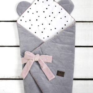 BabyWrap - Royal Baby - Sleepee - Grey/Pink BabyWrap fra Royal Baby kolleksjon gir barnet ditt komfort, og en trygg søvn under den første spedbarnstiden. Baby Wrap fra Royal Baby kolleksjon gir barnet ditt komfort, og en trygg søvn under den første spedbarnstiden. Det antiallergiske silikonfyllet gir barnet riktig kroppstemperatur, varme, mykhet og luftighet. Baby Wrap er håndsydd. Kan brukes til flere formål, som lekematte, stellematte eller dyne til barnevogn. <ul> <li>Baby Wrap gir komfortable og velkjente omgivelser for barnet ditt.</li> <li>Oeko-Tex Standard 100 Class 1-sertifisert</li> <li>Baby Wrap er produsert i EU</li> </ul> Størrelse: 70 x 70 cm Farge: Grey/Pink 8722 rozek grey pink