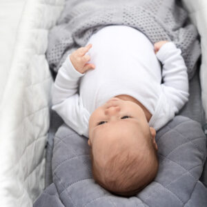 Panda Babypute - Royal Baby - Sleepee - Ocean Mint Ergonomisk babypute i myk velur fra Royal Baby kolleksjon som forebygger hodeasymmetri de første levemånedene. Puten har en anatomisk grop i midten som avlaster trykket på babyens hode uten å forhøye hodet når babyen ligger. Puten kan brukes på stellebordet, i bilstol, eller i barnevogn og er enkel å ta med på reise. <ul> <li>Puten som motvirker flatt bakhode og favorittside</li> <li>Oeko-Tex Standard 100 Class 1-sertifisert</li> <li>Puten er produsert i EU</li> </ul> Størrelse: 30 x 25 cm Farge: Ocean Mint 9212 106imgl2284 edit