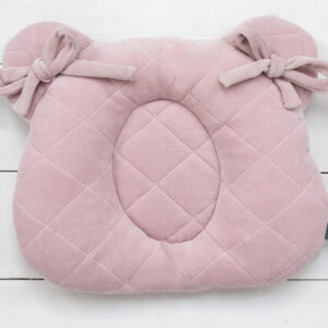 Panda Babypute - Royal Baby - Sleepee - Ocean Mint Ergonomisk babypute i myk velur fra Royal Baby kolleksjon som forebygger hodeasymmetri de første levemånedene. Puten har en anatomisk grop i midten som avlaster trykket på babyens hode uten å forhøye hodet når babyen ligger. Puten kan brukes på stellebordet, i bilstol, eller i barnevogn og er enkel å ta med på reise. <ul> <li>Puten som motvirker flatt bakhode og favorittside</li> <li>Oeko-Tex Standard 100 Class 1-sertifisert</li> <li>Puten er produsert i EU</li> </ul> Størrelse: 30 x 25 cm Farge: Ocean Mint 9220 pink poduszka z wglebieniem na glowke maly rozmiar zdjecia 1