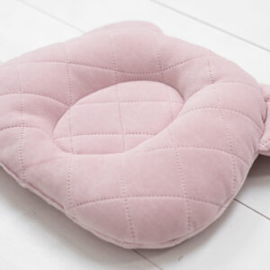 Panda Babypute - Royal Baby - Sleepee - Ocean Mint Ergonomisk babypute i myk velur fra Royal Baby kolleksjon som forebygger hodeasymmetri de første levemånedene. Puten har en anatomisk grop i midten som avlaster trykket på babyens hode uten å forhøye hodet når babyen ligger. Puten kan brukes på stellebordet, i bilstol, eller i barnevogn og er enkel å ta med på reise. <ul> <li>Puten som motvirker flatt bakhode og favorittside</li> <li>Oeko-Tex Standard 100 Class 1-sertifisert</li> <li>Puten er produsert i EU</li> </ul> Størrelse: 30 x 25 cm Farge: Ocean Mint 9222 pink poduszka z wglebieniem na glowke maly rozmiar zdjecia 3