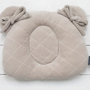 Panda Babypute - Royal Baby - Sleepee - Ocean Mint Ergonomisk babypute i myk velur fra Royal Baby kolleksjon som forebygger hodeasymmetri de første levemånedene. Puten har en anatomisk grop i midten som avlaster trykket på babyens hode uten å forhøye hodet når babyen ligger. Puten kan brukes på stellebordet, i bilstol, eller i barnevogn og er enkel å ta med på reise. <ul> <li>Puten som motvirker flatt bakhode og favorittside</li> <li>Oeko-Tex Standard 100 Class 1-sertifisert</li> <li>Puten er produsert i EU</li> </ul> Størrelse: 30 x 25 cm Farge: Ocean Mint 9258 sand poduszka z wglebieniem na glowke maly rozmiar zdjecia 1