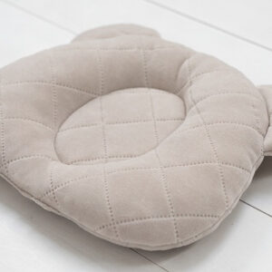 Panda Babypute - Royal Baby - Sleepee - Ocean Mint Ergonomisk babypute i myk velur fra Royal Baby kolleksjon som forebygger hodeasymmetri de første levemånedene. Puten har en anatomisk grop i midten som avlaster trykket på babyens hode uten å forhøye hodet når babyen ligger. Puten kan brukes på stellebordet, i bilstol, eller i barnevogn og er enkel å ta med på reise. <ul> <li>Puten som motvirker flatt bakhode og favorittside</li> <li>Oeko-Tex Standard 100 Class 1-sertifisert</li> <li>Puten er produsert i EU</li> </ul> Størrelse: 30 x 25 cm Farge: Ocean Mint 9260 sand poduszka z wglebieniem na glowke maly rozmiar zdjecia 3