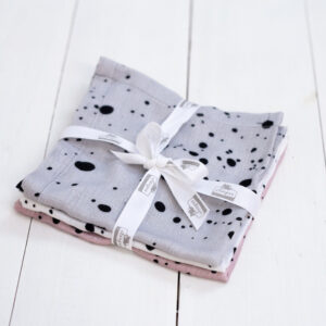 3-Pack Bamboo Muslin Klut - Sleepee - Hvit/grå/rosa Myke og bærekraftige muslin kluter i praktisk 3-pack fra Sleepee, laget av myk bamboo musselin. Kan brukes til det meste, ha den over skulderen når babyen har spist, eller bruk den som en skånsom vaskeklut i badebaljen. Bambus er et bærekraftig materiale med mange fordeler: har termoregulerende egenskaper, hindrer sopp og bakterievekst, absorberer tre ganger så mye fuktighet som bomull, er antibakteriell og allergivennlig. Bamboo er 100% biologisk nedbrytbart - noe som også gjør det miljøvennlig. <ul> <li>Lett vevd stoff med enestående pusteevne</li> <li>Oeko-Tex Standard 100 Class 1-sertifisert</li> <li>Kluter er produsert i EU</li> </ul> Størrelse:30 x 30 cm (+/- 2cm) Farge: hvit/grå/rosa Materiale: 100% bambus 9686 img 7977