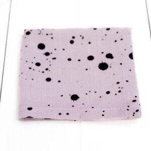 3-Pack Bamboo Muslin Klut - Sleepee - Hvit/grå/rosa Myke og bærekraftige muslin kluter i praktisk 3-pack fra Sleepee, laget av myk bamboo musselin. Kan brukes til det meste, ha den over skulderen når babyen har spist, eller bruk den som en skånsom vaskeklut i badebaljen. Bambus er et bærekraftig materiale med mange fordeler: har termoregulerende egenskaper, hindrer sopp og bakterievekst, absorberer tre ganger så mye fuktighet som bomull, er antibakteriell og allergivennlig. Bamboo er 100% biologisk nedbrytbart - noe som også gjør det miljøvennlig. <ul> <li>Lett vevd stoff med enestående pusteevne</li> <li>Oeko-Tex Standard 100 Class 1-sertifisert</li> <li>Kluter er produsert i EU</li> </ul> Størrelse:30 x 30 cm (+/- 2cm) Farge: hvit/grå/rosa Materiale: 100% bambus 9698 img 9981 – Kopi