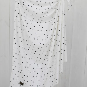 Swaddle - Babyteppe - Bambus - 120x120cm - Sleepee - Dots Swaddle / babyteppe er laget av bambus, den er utrolig skånsom og myk, egnet for spedbarn og allergikere, har termoregulerende egenskaper. Kan brukes til svøping eller som pledd, gulpeklut, håndkle, underlag for stellebord eller vaskeklut. Bambus er et bærekraftig materiale med mange fordeler: har termoregulerende egenskaper, hindrer sopp og bakterievekst, absorberer tre ganger så mye fuktighet som bomull, er antibakteriell og allergivennlig. Bamboo er 100% biologisk nedbrytbart – noe som også gjør det miljøvennlig. <ul> <li>Mykt og behagelig mot sensitiv babyhud</li> <li>Oeko-Tex Standard 100 Class 1-sertifisert</li> <li>Produsert i EU</li> </ul> Størrelse: 120×120 (+/- 4cm) Materiale: 100 % bambus Bambusowy Dots 3 w 1 chusta otulacz i kocyk2