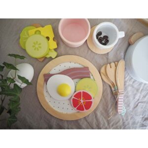 Frokostsett – JaBaDaBaDo - Treleker Spis frokost på sengen! Gøy for barna å servere. Dekk på med smørbrød, ost og egg og bacon for en ordentlig luksusfrokost. Rist gjerne brødet i tilhørende brødrister, så blir det enda bedre. Frokostsettet fra Jabadabado - ekspert på treleker inneholder alt du trenger for å klare en hel dags lek. Frokostsettet inneholder: 1 brødrister 2 brødskiver 1 boks sjokoladepålegg 1 baconskive 1 agurkbit 1 egg 1 osteskive Farge: Multi Alder: Fra 18 måneder Materiale: Tre Emballasje: 19 x 9 x 16 cm Frukostset4