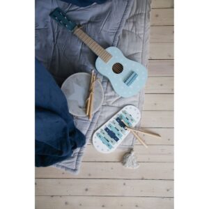 Gitar - Treleker - JaBaDaBaDo - Blå Blå gitar i tre med hvite stjerner på fra Jabadabado – ekspert på treleker. En barnegitar er morsomt å leke med for alle barn som liker musikk. Gitaren har 6 ulike strenger som kan strammes, akkurat som på en ordentlig gitar. Ekstra strenger og plekter inngår. Farge: Blå Alder: Fra 3 år Materiale: Tre, metall, plast Emballasje: 22 x 7 x 59 cm Mål: 55 x 18 cm Gitarr bla2
