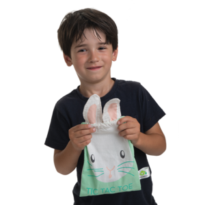 Spill Tre på rad - Tender Leaf - Treleker En tøypose med ti stykker vilt i tre. Vesken er i form av en kanin og på baksiden er spillefeltet. Morsomt og enkelt når du begynner å lære å spille spill. Tender Leaf lager vakkert designede treleker som fremmer læring gjennom lek. Alder: 3 år + Mål: 16,50 x 30,50 x 0,60 cm Materiale: Tre TL8411 3