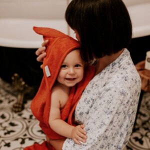 Bamboo håndkle - med kaninhete - MEMI - Rød Murstein Fantastisk mykt og bærekraftig badehåndkle som har en hette i den ene kanten og som er formet som en kanin med utstikkende ører. Et koselig frottéhåndkle laget av bambus som du kan pakke inn din nybadede baby. Bambusfrotté er det beste valget for babyens følsomme hud. Superpopulært hos barna! Bambus er et bærekraftig materiale med mange fordeler: har termoregulerende egenskaper, hindrer sopp og bakterievekst, absorberer tre ganger så mye fuktighet som bomull, er antibakteriell og allergivennlig. Bamboo er 100% biologisk nedbrytbart – noe som også gjør det miljøvennlig. <ul> <li>Mykt og behagelig mot den følsomme babyhuden</li> <li>Oeko-Tex Standard 100 Class 1-sertifisert</li> <li>Produsert i EU</li> </ul> Størrelse: 85cm x 85cm (+/- 4 cm) Farge: rød murstein Materiale: 100 % bamboo Bamboo håndkle - med kaninhete - MEMI - Rød Murstein