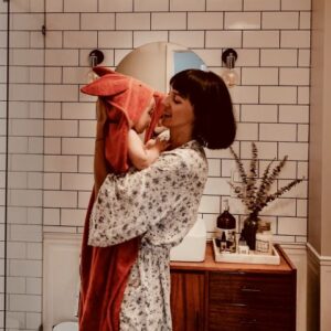 Bamboo håndkle - med kaninhete - MEMI - Rød Murstein Fantastisk mykt og bærekraftig badehåndkle som har en hette i den ene kanten og som er formet som en kanin med utstikkende ører. Et koselig frottéhåndkle laget av bambus som du kan pakke inn din nybadede baby. Bambusfrotté er det beste valget for babyens følsomme hud. Superpopulært hos barna! Bambus er et bærekraftig materiale med mange fordeler: har termoregulerende egenskaper, hindrer sopp og bakterievekst, absorberer tre ganger så mye fuktighet som bomull, er antibakteriell og allergivennlig. Bamboo er 100% biologisk nedbrytbart – noe som også gjør det miljøvennlig. <ul> <li>Mykt og behagelig mot den følsomme babyhuden</li> <li>Oeko-Tex Standard 100 Class 1-sertifisert</li> <li>Produsert i EU</li> </ul> Størrelse: 85cm x 85cm (+/- 4 cm) Farge: rød murstein Materiale: 100 % bamboo Bamboo håndkle - med kaninhete - MEMI - Rød Murstein