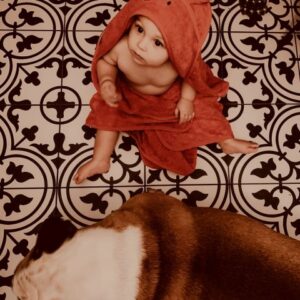 Bamboo håndkle - med kaninhete - MEMI - Rød Murstein Fantastisk mykt og bærekraftig badehåndkle som har en hette i den ene kanten og som er formet som en kanin med utstikkende ører. Et koselig frottéhåndkle laget av bambus som du kan pakke inn din nybadede baby. Bambusfrotté er det beste valget for babyens følsomme hud. Superpopulært hos barna! Bambus er et bærekraftig materiale med mange fordeler: har termoregulerende egenskaper, hindrer sopp og bakterievekst, absorberer tre ganger så mye fuktighet som bomull, er antibakteriell og allergivennlig. Bamboo er 100% biologisk nedbrytbart – noe som også gjør det miljøvennlig. <ul> <li>Mykt og behagelig mot den følsomme babyhuden</li> <li>Oeko-Tex Standard 100 Class 1-sertifisert</li> <li>Produsert i EU</li> </ul> Størrelse: 85cm x 85cm (+/- 4 cm) Farge: rød murstein Materiale: 100 % bamboo Bamboo håndkle - med kaninhete - MEMI - Rød Murstein