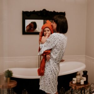 Bamboo håndkle - med kaninhete - MEMI - Rød Murstein Fantastisk mykt og bærekraftig badehåndkle som har en hette i den ene kanten og som er formet som en kanin med utstikkende ører. Et koselig frottéhåndkle laget av bambus som du kan pakke inn din nybadede baby. Bambusfrotté er det beste valget for babyens følsomme hud. Superpopulært hos barna! Bambus er et bærekraftig materiale med mange fordeler: har termoregulerende egenskaper, hindrer sopp og bakterievekst, absorberer tre ganger så mye fuktighet som bomull, er antibakteriell og allergivennlig. Bamboo er 100% biologisk nedbrytbart – noe som også gjør det miljøvennlig. <ul> <li>Mykt og behagelig mot den følsomme babyhuden</li> <li>Oeko-Tex Standard 100 Class 1-sertifisert</li> <li>Produsert i EU</li> </ul> Størrelse: 85cm x 85cm (+/- 4 cm) Farge: rød murstein Materiale: 100 % bamboo Bamboo håndkle - med kaninhete - MEMI - Rød Murstein