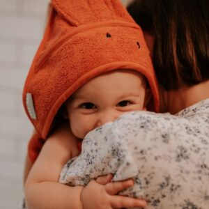 Bamboo håndkle - med kaninhete - MEMI - Rød Murstein Fantastisk mykt og bærekraftig badehåndkle som har en hette i den ene kanten og som er formet som en kanin med utstikkende ører. Et koselig frottéhåndkle laget av bambus som du kan pakke inn din nybadede baby. Bambusfrotté er det beste valget for babyens følsomme hud. Superpopulært hos barna! Bambus er et bærekraftig materiale med mange fordeler: har termoregulerende egenskaper, hindrer sopp og bakterievekst, absorberer tre ganger så mye fuktighet som bomull, er antibakteriell og allergivennlig. Bamboo er 100% biologisk nedbrytbart – noe som også gjør det miljøvennlig. <ul> <li>Mykt og behagelig mot den følsomme babyhuden</li> <li>Oeko-Tex Standard 100 Class 1-sertifisert</li> <li>Produsert i EU</li> </ul> Størrelse: 85cm x 85cm (+/- 4 cm) Farge: rød murstein Materiale: 100 % bamboo Bamboo håndkle - med kaninhete - MEMI - Rød Murstein