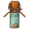 Maileg - Jungle Friends - Leo En liten og søt elefant fra Jungle Friends serien fra Maileg. Denne jungelevennen kommer i en gaveeske og har en bluse med isblå striper på. Du kan kle dem opp i klærne fra Best Friend. Alle vennene er håndlaget i naturlige tekstiler som bomull og lin. Hvert dyr har vakkert broderte detaljer. Høyde: 34 cm Egnet for alle aldre. Materiale: Lin Vaskeråd: kan vaskes i vaskemaskinen i 30°C. Maileg - Jungle Friends - Leo