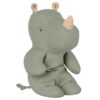 Maileg - Safari friends - Small Rhino - Dusty green Myk og morsom rotte fra Maileg som bor i en boks. ADVARSEL! Denne kule rotten blir din nye venn. Han kjenner triks du ikke har sett før. Han gjorde rottekassen til sitt hjem. Smart fyr! Høyde: 29 cm Egnet for alle aldre. Materiale: Lin Vaskeråd: kan vaskes i vaskemaskinen i 30°C Maileg - Safari friends - Small Rhino - Dusty green