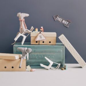 Maileg - Cool Rat - Grey Myk og morsom rotte fra Maileg som bor i en boks. ADVARSEL! Denne kule rotten blir din nye venn. Han kjenner triks du ikke har sett før. Han gjorde rottekassen til sitt hjem. Smart fyr! Høyde: 29 cm Egnet for alle aldre. Materiale: Lin Vaskeråd: kan vaskes i vaskemaskinen i 30°C Maileg - Cool Rat - Blue