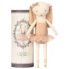 Maileg - Dancing ballerina - Bunny in tube Søt kanin i mikrostørrelse fra Maileg. Mikrostørrelsen er utrolig søt og passer perfekt i Mailegs fyrstikkeske. Passer også fint til lek i dukkehus. Høyde: 16 cm Egnet for alle aldre. Materiale: Bomull Vaskeråd: kan vaskes i vaskemaskinen i 30°C Maileg - Dancing ballerina - Bunny in tube