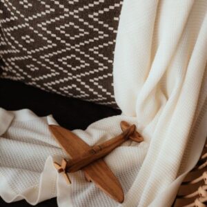 Skånsomt, mykt og pustende eukalyptusteppe laget av sertifisert eukalyptusgarn av høyeste kvalitet. Naturlige fibre er skånsomme mot barnets hud. Mykhet, ømhet og elastisitet i eukalyptusfibre sammenlignes ofte med naturlig silke. Derfor er teppene fra den overraskende komfortable og garanterer behagelige taktile opplevelser. Skånsomt, mykt og pustende eukalyptusteppe er perfekt for turer, i barneseng eller barnesete. Teppet er pakket i økologisk bomullspose. Eukalyptusgarn viser en rekke viktige funksjoner: - antibakteriell, - antiallergisk, - helt biologisk nedbrytbart - fibre er sertifisert som komposterbare og biologisk nedbrytbare, - termoregulerende og pustende, - varig myk og skånsom mot huden, - beskytter mot UV-stråling, - fri for plantevernmidler. Deilig pledd i 100% eukalyptusgarn til alle årstider Oeko-Tex Standard 100 Class 1-sertifisert Teppet er produsert i EU Størrelse: 100 cm x 80 cm (+/- 4 cm) Farge: ecru Materiale: 100% naturlig eukalyptusgarn (Tencel)