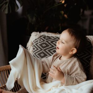 Skånsomt, mykt og pustende eukalyptusteppe laget av sertifisert eukalyptusgarn av høyeste kvalitet. Naturlige fibre er skånsomme mot barnets hud. Mykhet, ømhet og elastisitet i eukalyptusfibre sammenlignes ofte med naturlig silke. Derfor er teppene fra den overraskende komfortable og garanterer behagelige taktile opplevelser. Skånsomt, mykt og pustende eukalyptusteppe er perfekt for turer, i barneseng eller barnesete. Teppet er pakket i økologisk bomullspose. Eukalyptusgarn viser en rekke viktige funksjoner: - antibakteriell, - antiallergisk, - helt biologisk nedbrytbart - fibre er sertifisert som komposterbare og biologisk nedbrytbare, - termoregulerende og pustende, - varig myk og skånsom mot huden, - beskytter mot UV-stråling, - fri for plantevernmidler. Deilig pledd i 100% eukalyptusgarn til alle årstider Oeko-Tex Standard 100 Class 1-sertifisert Teppet er produsert i EU Størrelse: 100 cm x 80 cm (+/- 4 cm) Farge: ecru Materiale: 100% naturlig eukalyptusgarn (Tencel)