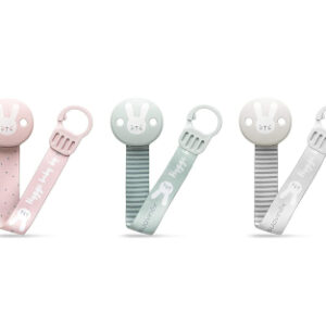 Smokkholder - Hygge - Suavinex - Grå Nydelig smokkholder med med sløyfebånd. Motiver på begge sider av båndet. Passer perfekt til smokkene i samme serie. Kommer i lekker gaveeske. Sjekk også ut matchende flasker og smokker. *Visjonen bak HYGGE: “Because in our busy everyday life we sometimes fail to see what’s truly important. Because it’s often necessary to stop. Because a newborn baby deserves our full attention. HYGGE means seeing the value in little things and trying to be more aware of the present moment” suavinex schnullerkette hygge baby