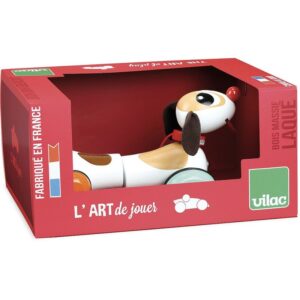 Draleke Hund TouTou - Vilac - Treleker Hund draleke med snor fra franske Vilac. De fargerike hjulene har en innsatt gummiring for å dempe lyden og den ovale formen får Toutou til å vrikke når du trekker den. Halen er en bølget spiral. Draleken er en fin leke som bidrar til morsom lek! Alder: 18 mnd + Mål: 24 x 11 x 10 cm Materiale: Tre toutou 2