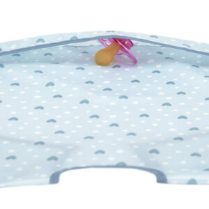 Smekke - Langermet - Lela Light Blue - Lässig En praktisk langermet smekke med lomme. Det vannavstøtende materialet gjør disse smekkene perfekte ikke bare for å spise, men også for mange kunst- og håndverksprosjekter hjemme eller i barnehagen. <ul> <li>Materiale: 100% Polyester</li> <li>Mål: 70 x 31 x 0,1 cm</li> <li>Vaskeråd: kan vaskes i vaskemaskinen i max 30 °C</li> <li>Alder: 6-24 mnd</li> </ul> 1311009483 2