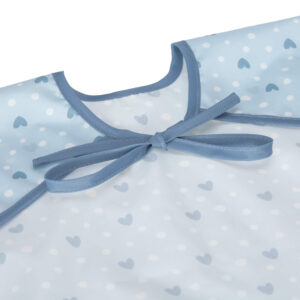 Smekke - Langermet - Lela Light Blue - Lässig En praktisk langermet smekke med lomme. Det vannavstøtende materialet gjør disse smekkene perfekte ikke bare for å spise, men også for mange kunst- og håndverksprosjekter hjemme eller i barnehagen. <ul> <li>Materiale: 100% Polyester</li> <li>Mål: 70 x 31 x 0,1 cm</li> <li>Vaskeråd: kan vaskes i vaskemaskinen i max 30 °C</li> <li>Alder: 6-24 mnd</li> </ul> 1311009483 3