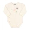 Body - økologisk bomull - Nini Nydelig og søt body til baby jente med lange ermer i økologisk bomull som er trygt for huden og inneholder ikke kjemiske stoffer. Det finnes trykknapper ved skrittet og på skulderen, noe som gjør det enkelt å kle på og av bodyen. Klassiske babyklær til hverdagsbruk. <ul> <li>Materiale:100% økologisk bomull</li> <li><span data-vocab-id="21701" data-tag-id="ed1cbc97-51e0-4de5-bfb5-ede831640c1b">Trykknappslukning</span> <span data-vocab-id="6718" data-tag-id="a08d87b2-0f45-4f9c-bb0d-127410b39bba">på framsiden</span> og <span data-vocab-id="11969" data-tag-id="23f2e67b-784b-49c2-a6ad-6ce850610b47">mellom bena</span></li> <li>Produsert i EU.</li> <li>OEKO-TEX Standard 100</li> </ul> Body - økologisk bomull - Nini
