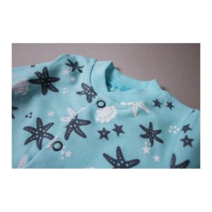 Pysjamas med fot – Heldress – økologisk bomull – Nini – Shells Nydelig og søt pysj / heldress med skjell motiv i økologisk bomull som er trygt for huden og inneholder ikke kjemiske stoffer, med praktiske trykknapper langs hele framsiden for enkel påkledning. <ul> <li>Laget av 100% økologisk bomull.</li> <li>Nikkelfrie trykknapper</li> <li>OEKO-TEX Standard 100</li> <li>Produsert i EU</li> </ul> Pysjamas med fot – Heldress – økologisk bomull – Nini – Shells